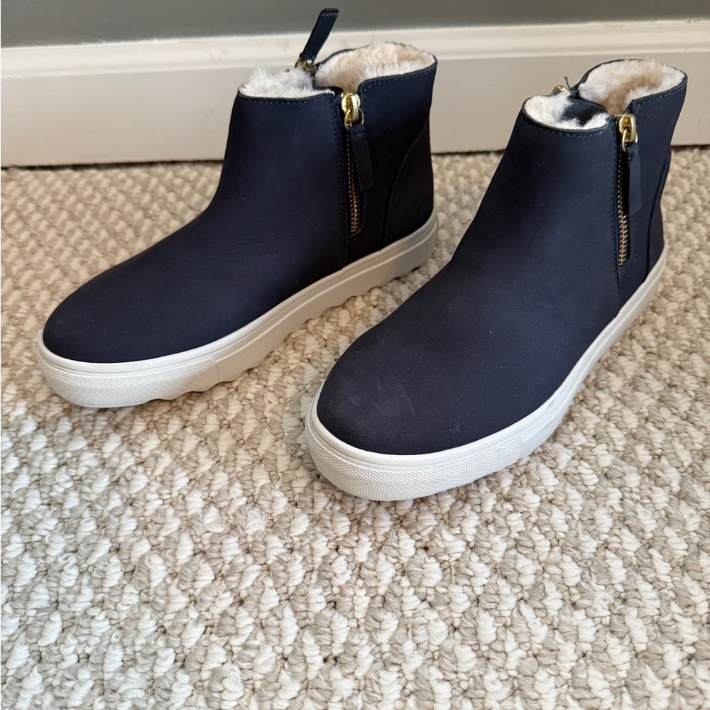 J/SLIDES Navy Boots with Cream Fur Lining